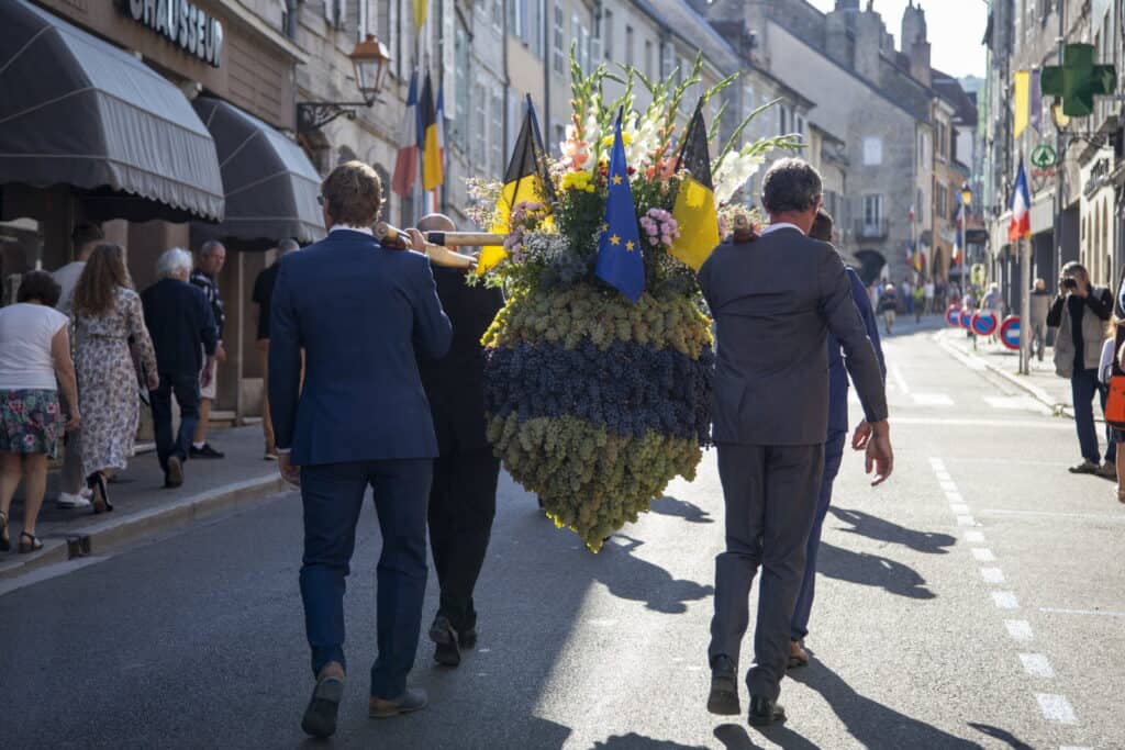 la procession dans les rues d arbois a dure de longues minutes avant la benediction du biou direction la statue louis pasteur photo progres norbert grisay 1689871435